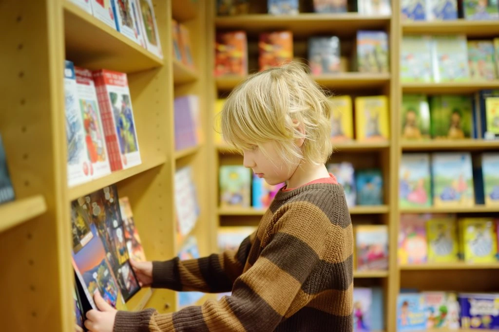 Child discovering books in a library